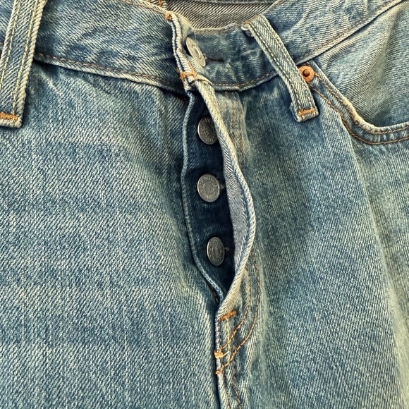 Levi's 501 Light Blue Denim Jeans with Tan Label - Picture 5 of 7